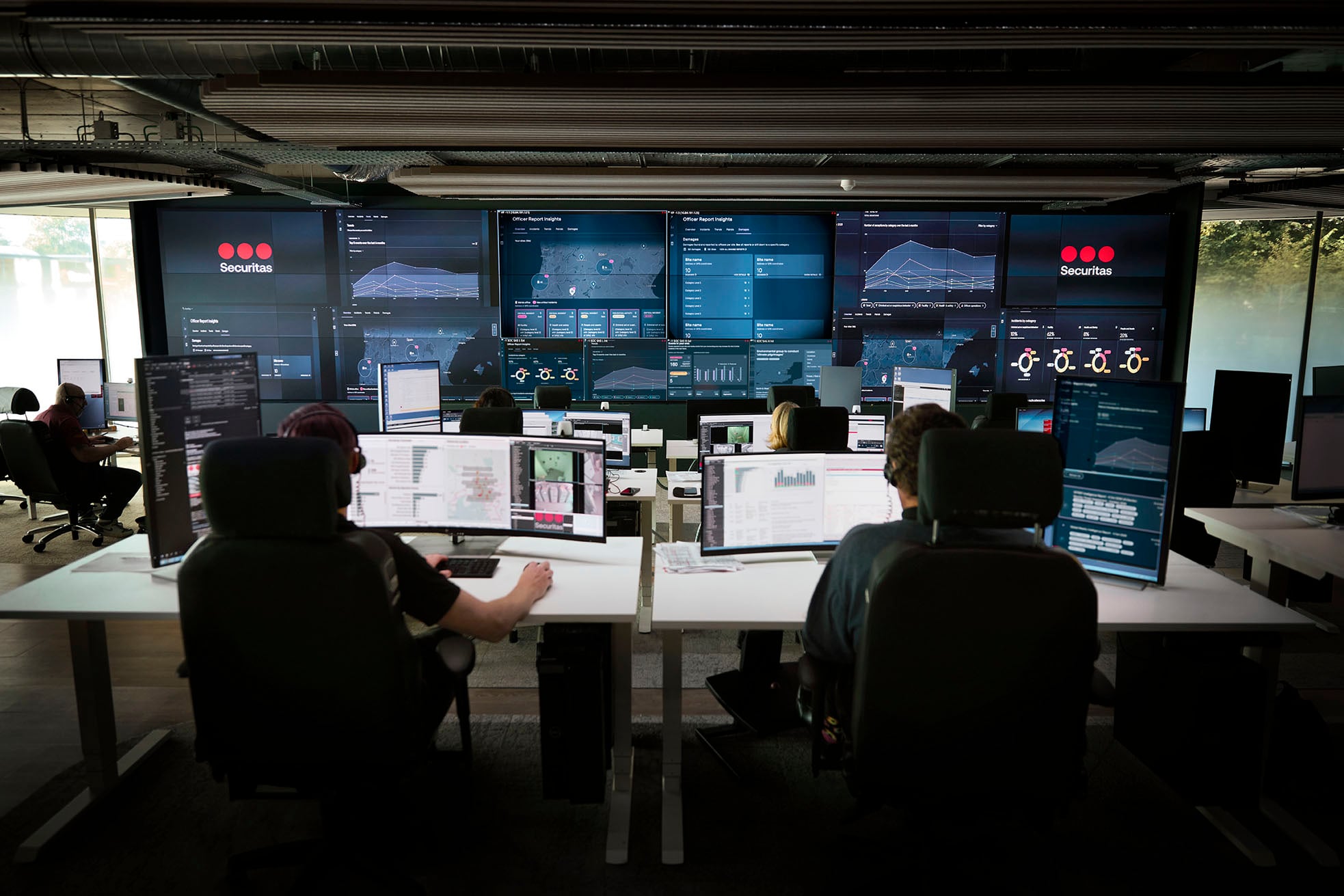 Two Securitas analysists sitting in front of several screens.
